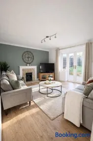 Champflower House- Sleeps 7- Driveway Parking, Contractors, Fast Wifi and Smart TV - Image 2