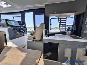 Luxury motor yacht with harbour view - Image 2