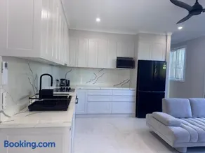 Luxury 2 Bedrooms Granny Flat in peaceful neighbourhood - Image 1