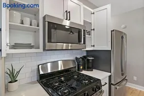 Downtown Urban Lisle Apartments - Near Metra & Naperville With Parking, Desk, Laundry - Image 4