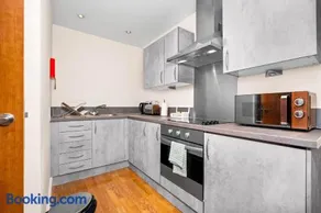 Stylish City Centre Apartment - Balcony & Secure Parking - China Town 29Arc - Image 3