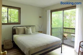 Luxurious Cabin by Lakes & Ski - Image 2