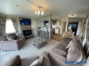 Golden Palm Resort - The Cambridge Deluxe - Coastal Caravan Breaks - Image 2