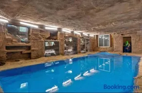 Hidden Oasis with indoor pool, exotic room and private lake - Image 3