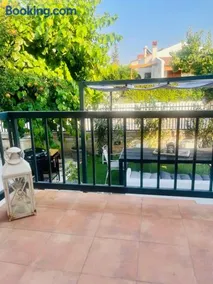 Detached renovated cottage with a garden 3 min walk from the beach - Image 2
