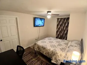 Modern 2-Bedroom 2-Bed Apartment with Private Access Door near I-81 - Image 2