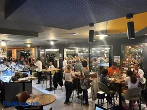 ZEcamping 3 étoiles pet friendly restaurant avec une vue panoramique - Image 1