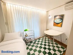 32Hongdae Station Area, Yeonnam, Hongdae Street, 15 Minutes from Itaewon, Single Accommodation, Fully Furnished - Image 1