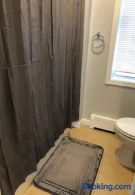 Private 2-bedroom apartment, free parking, direct bus to NYC Manhattan only 2 blocks away - Image 3