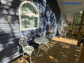 Romantic Tea Cottage with Deck and Nature - Image 3