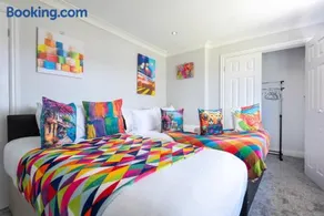 ELROI Willerby Road Boho Comfy Home 2 Bedrooms - Image 5