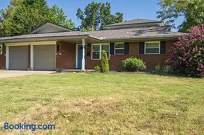 Avondale House Pet-Friendly near OU Campus Sleeps 10 - Image 2
