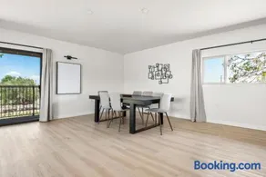 Luxury 6BR Retreat Fast WIFI, Dedicated Workspaces - Image 3
