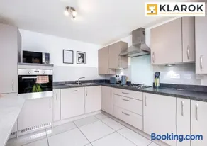 Four Bedroom Semi Detached House By Klarok Accommodation Peterborough With Free Parking & Garden - Image 5