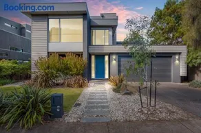 5 Bedroom House - Sleeps 11 - Golf Course Views - Free Parking - Free WIFI - Image 1