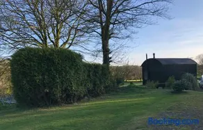 1 Bedroom Cabin Sleeps 2 Private Garden WiFi - Image 2