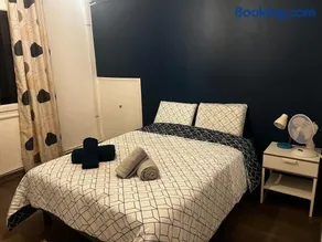 Appartement T3 spacieux RDC avec 2 chambres, 3 lits doubles, jardin et parking gratuit - Image 2