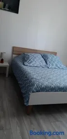 Logement indépendant avec ventilateur, frigo et micro-ondes - Image 2