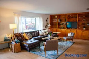Modern Gorge Lodge - Image 2