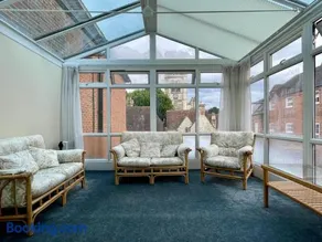 Farnham Haven: Unique Home with Courtyard - Image 1