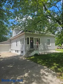 Serene 4 bedroom house with AC - Image 1