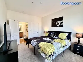 Elaborate Downtown Suite for 6 with fireplace view - Image 2