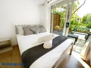 Luxurious House near Excel- Air Conditioning, 9 Beds, 2 Baths, Garden, fast WiFi - Image 2