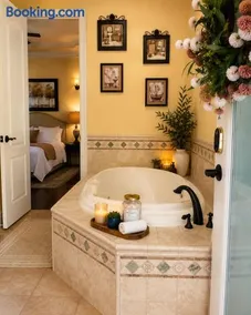 Private Master suite with Sauna and Bathtub - Image 2