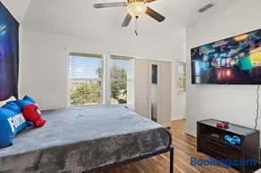 Spacious home with Heated Pool, Media Room & Spa - Image 3