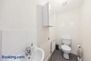 Cosy Retreat in Ashford city centre with Hot tub - Image 2
