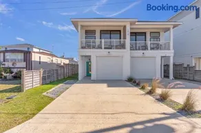 Walk to Beach & Trails Modern Cozy Retreat Villa - Image 3
