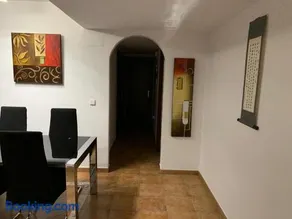Apartamento con jardín privado y acceso a piscina - Image 3