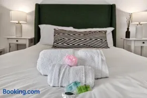 2BR Ensuite Stay with Parking - Cozy & Central - Image 4
