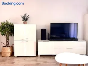Modern and peaceful flat with terrace and parking - Image 4