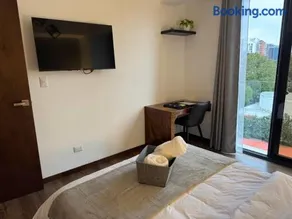 Luxury One-Bedroom City Views, Pool & AC - Image 3