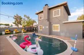 5BR with Pool & Backyard ParadiseSleeps 10 Guests - Image 1