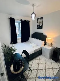 Stylish Modern double room with private bathroom - Image 1
