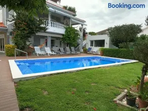 Luxury House with 4 Bedrooms & Pool in Marisol - Image 2