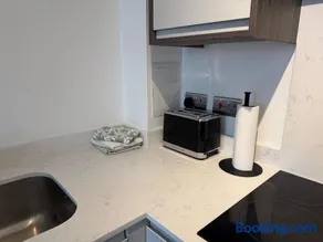 Modern 1-Bed Apartment in Arlesey with Free Parking & Fast WiFi - Image 4