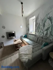 Petite maison dans village animé - Image 3