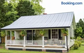 Couples Cottage with Hot Tub - Image 3