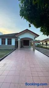 Homestay Taman Azura 4 Bedrooms 4 AC WIFI & COWAY - Image 1