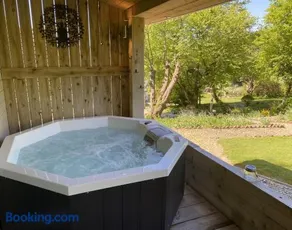 A Detached Garden Lodge, Hot Tub, Heating, WiFi & Parking - Image 5