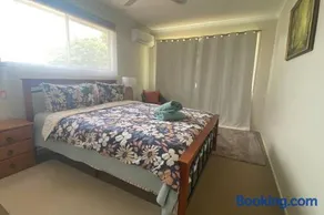 Spacious 4-Bedroom house in a shared property - Image 5