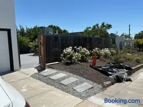 Maxwell Park Beauty w Huge Backyard - Image 2