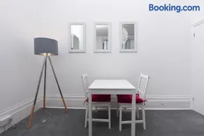 Spacious one bedroom apartment with a sofa bed offering a sea view sleeps four - Image 2