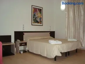 Hotel Canasta - Image 4