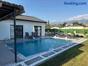Private Pool Villa with Jacuzzi & Garden - Image 1