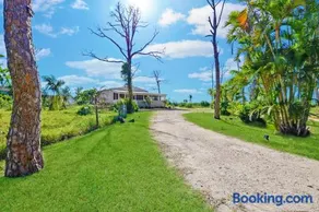 Villa Island Retreat, Country house overlooking 13 acres and a small lake - Image 1