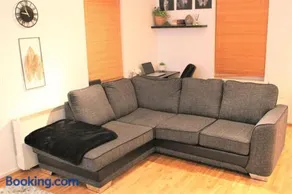Lovely Modern Apartment Close to Town Centre - Image 5